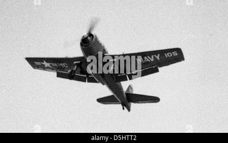 Le Grumman F6F-5 Hellcat, avec le numéro de queue MC105, était un avion de chasse clé pendant la IIe Guerre mondiale connu pour sa robustesse et son efficacité au combat, le F6F-5 a joué un rôle vital dans les batailles navales et est conservé dans le cadre de la collection historique du San Diego Air and Space Museum. Banque D'Images