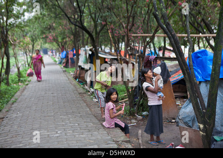 Les jeunes filles népalaises jouent sur les frontières de leur bidonville, Parc des Nations Unies à Paurakhi Basti, Katmandou, Népal. Banque D'Images