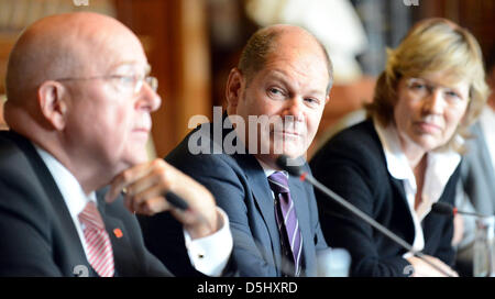 Président de l'Université de Hambourg Dieter Lenzen (L), maire de Hambourg Olaf Scholz (C) et de la science le sénateur de Hambourg Dorothee Stapelfeldt prendre part à une conférence de presse à Hambourg, Allemagne, 18 septembre 2012. Le Sénat de Hambourg a créé les conditions requises pour la création du nouvel Institut Max Planck pour la structure et la dynamique de matériau (MPSID) aujourd'hui. Photo : Daniel Bockwoldt Banque D'Images