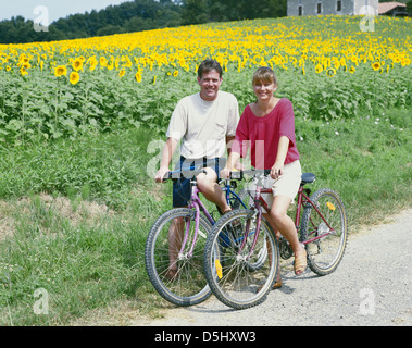 COUPLE ON MOUNTAIN BIKES GASCOGNE GARONNE FRANCE Banque D'Images