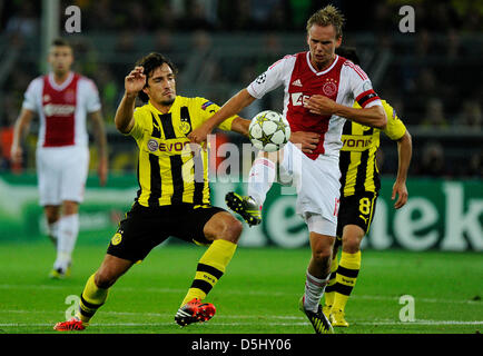 Dortmunds Mats Hummels (L) et Siem de Jong d'Amsterdam rivalisent pour la balle au cours de l'UEFA Champions League GROUPE D match de football Ajax Amsterdam vs Borussia Dortmund BVB au stade de Dortmund, Allemagne, 18 septembre 2012. Photo : Marius Becker dpa/lnw  + + +(c) afp - Bildfunk + + + Banque D'Images