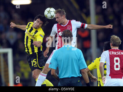 Dortmunds Mats Hummels (L) et Siem de Jong d'Amsterdam rivalisent pour la balle au cours de l'UEFA Champions League GROUPE D match de football Ajax Amsterdam vs Borussia Dortmund BVB au stade de Dortmund, Allemagne, 18 septembre 2012. Foto : Federico Gambarini dpa/lnw Banque D'Images