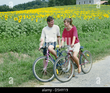 COUPLE ON MOUNTAIN BIKES GASCOGNE GARONNE FRANCE Banque D'Images