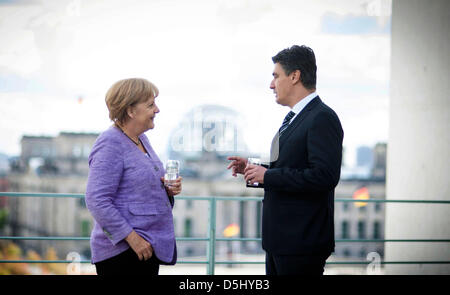 Document - un document photo par le gouvernement allemand montre la Chancelière allemande, Angela Merkel (CDU), L'article suivant pour le premier ministre croate Zoran Milanovic sur le toit-terrasse de la chancellerie fédérale au début de leur rencontre à Berlin, Allemagne, le 19 septembre 2012. Photo : GOUVERNEMENT ALLEMAND/GUIDO BERGMANN Banque D'Images