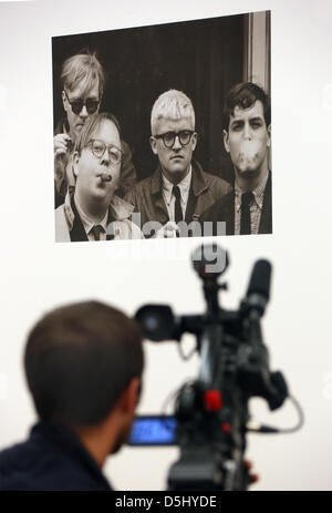 Une caméra filme un homme photographie de 1973 montrant Andy Warhol (L-R), Henry Geldzahler, Hockney DAvis et Jeff Goodmann lors de l'exposition 'Dennis Hopper - The Lost Album' au Martin Gropius Bau à Berlin, Allemagne, le 19 septembre 2012. L'exposition est présentée jusqu'au 17 décembre 2012 et présente plus de 400 photographies d'époque par l'acteur américain Dennis Hopper de entre 1961 et 1967 qui ont été o Banque D'Images