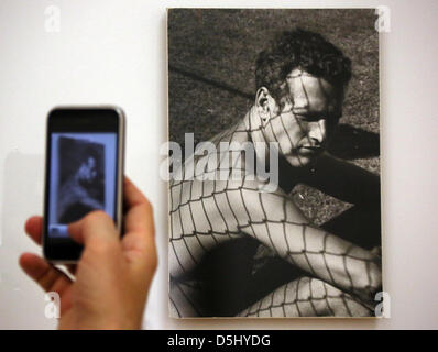 Un visiteur prend une photo avec son téléphone portable d'une photographie de 1964 montrant Paul Newman à l'exposition 'Dennis Hopper - The Lost Album' au Martin Gropius Bau à Berlin, Allemagne, le 19 septembre 2012. L'exposition est présentée jusqu'au 17 décembre 2012 et présente plus de 400 photographies d'époque par l'acteur américain Dennis Hopper de entre 1961 et 1967 qui étaient seulement redécouvert après hi Banque D'Images