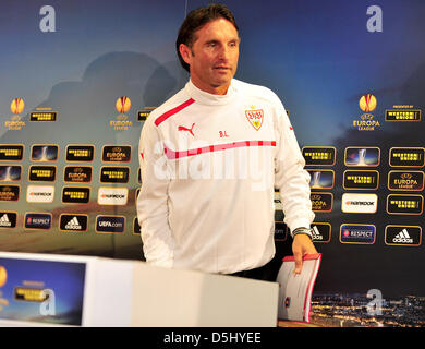 L'entraîneur-chef de Stuttgart, Bruno Labbadia quitte une conférence de presse officielle avant l'Europa League entre le VfB Stuttgart et le Steaua Bucarest le 20 septembre 2012 à Stuttgart, Allemagne, le 19 septembre 2012. Photo : Jan-Philipp Strobel Banque D'Images