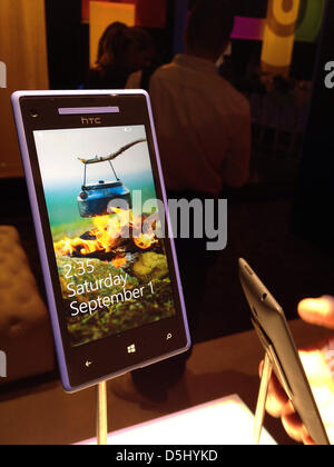 Les smartphones HTC dévoile un nouveau avec le nouveau système d'exploitation Microsoft Windows Phone 8 à New York, États-Unis, 19 septembre 2012. Photo : Daniel Schnettler Banque D'Images