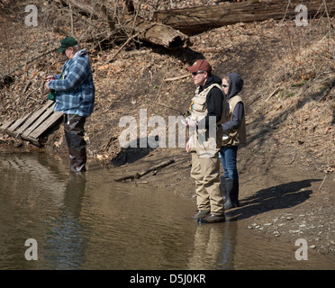 Deux hommes et une jeune fille à la pêche. Banque D'Images