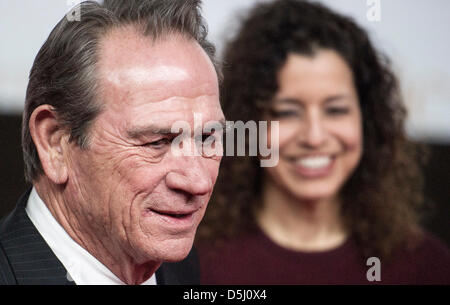 Gagnant du prix de l'Académie et l'acteur Tommy Lee Jones et son épouse Dawn posent à la première du film 'l'espoir' à Berlin, Allemagne, 20 septembre 2012. Le film est présenté dans les salles allemandes le 27 septembre 2012. Photo : Hannibal Banque D'Images