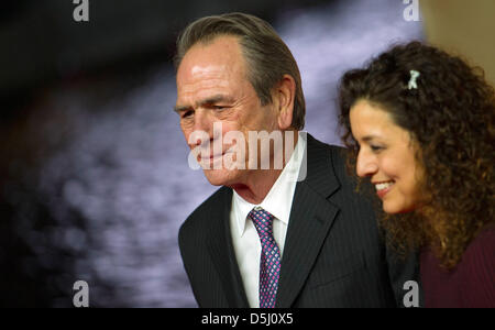 Gagnant du prix de l'Académie et l'acteur Tommy Lee Jones et son épouse Dawn posent à la première du film 'l'espoir' à Berlin, Allemagne, 20 septembre 2012. Le film est présenté dans les salles allemandes le 27 septembre 2012. Photo : Hannibal Banque D'Images