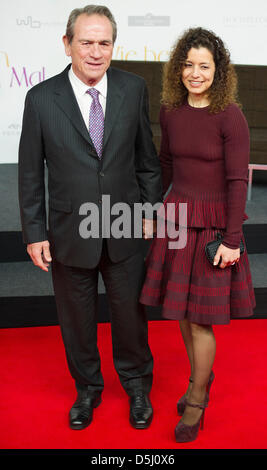 Gagnant du prix de l'Académie et l'acteur Tommy Lee Jones et son épouse Dawn posent à la première du film 'l'espoir' à Berlin, Allemagne, 20 septembre 2012. Le film est présenté dans les salles allemandes le 27 septembre 2012. Photo : Hannibal Banque D'Images