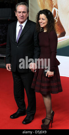 Gagnant du prix de l'Académie et l'acteur Tommy Lee Jones et son épouse Dawn posent à la première du film 'l'espoir' à Berlin, Allemagne, 20 septembre 2012. Le film est présenté dans les salles allemandes le 27 septembre 2012. Photo : Hannibal Banque D'Images