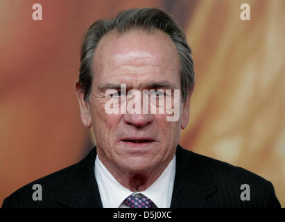 Gagnant du prix de l'Académie et l'acteur Tommy Lee Jones pose pour la caméra à la première du film 'l'espoir' à Berlin, Allemagne, 20 septembre 2012. Le film est présenté dans les salles allemandes le 27 septembre 2012. Photo : Hannibal Banque D'Images