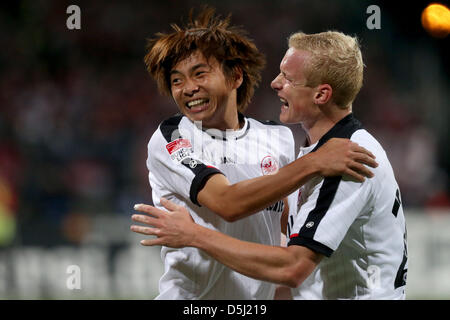 Takashi Inui de Francfort (L) célèbre son but avec 0-2 Sebastian Rode durant la Bundesliga match entre FC Nuremberg et de l'Eintracht Francfort à Stadion Nuremberg à Nuremberg, Allemagne, 21 septembre 2012. Photo : Daniel Karmann Banque D'Images