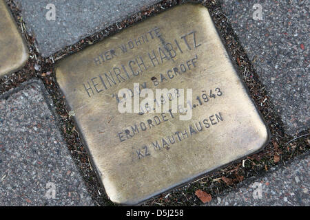 L'achoppement de Heinrich Habitz" Bacroff alias 'Liddy est représenté à Hambourg, Allemagne, 12 novembre 2012. L'achoppement de Gunter Demnig plaques commémoratives dans les trottoirs de rappeler les victimes de la déportation du temps des nazis, depuis 1995. De plus à la mémoire des plaques et les applications existantes, deux étudiants ont maintenant créé des blocs audio d'achoppement. Acteurs et intervenants professionnels t Banque D'Images