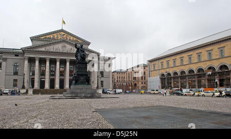 L'opéra d'État de Bavière est représenté à Munich, Allemagne, 12 novembre 2012. Le rider memorial de Bavière, le premier roi du Max I. Joseph, se trouve au centre de la place. Photo : Peter Kneffel Banque D'Images