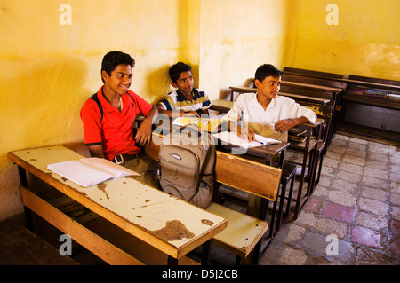 Les garçons à l'école indienne dans Village de la vallée de l'ASDE Mulshi Paud Maharashtra Inde Banque D'Images