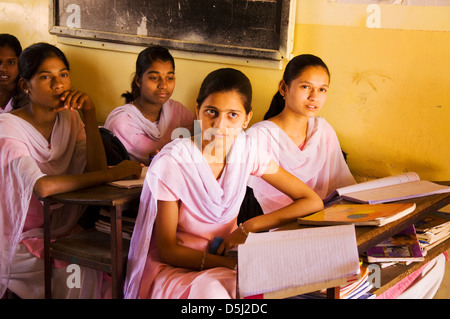 Les filles indiennes à l'école dans Village de la vallée de l'ASDE Mulshi Paud Maharashtra Inde Banque D'Images
