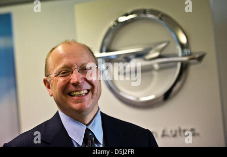 General Motors (GM) vice-président et chef de la division européenne de GM et président du conseil de surveillance de constructeur automobile Opel, Steven Girsky, se dresse en face d'un logo Opel à Rüsselsheim, Allemagne, 6 novembre 2012. Photo : Nicolas Armer Banque D'Images