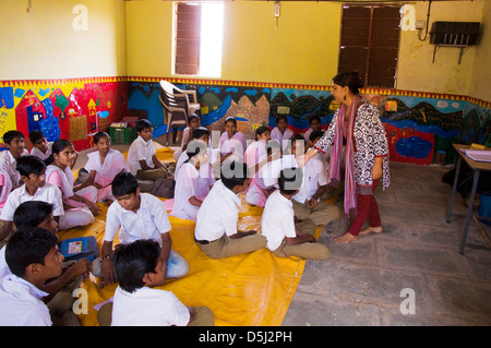 Les élèves à l'école mixte dans Village de la vallée de l'ASDE Mulshi Paud Maharashtra Inde Banque D'Images