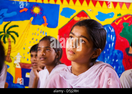 Les élèves à l'école mixte dans Village de la vallée de l'ASDE Mulshi Paud Maharashtra Inde Banque D'Images