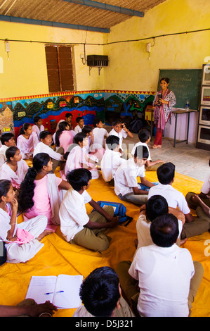 Femme à enseigner à l'école mixte dans Village de la vallée de l'ASDE Mulshi Paud Maharashtra Inde Banque D'Images