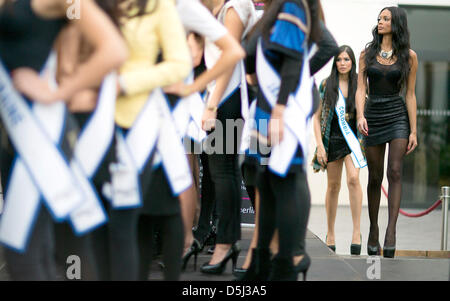 Miss Intercontinental participants posent pour une photographie à Berlin, Allemagne, 13 novembre 2012. Le concours de beauté international aura lieu le 23 novembre à Aix-la-Chapelle. Photo : Hannibal Banque D'Images