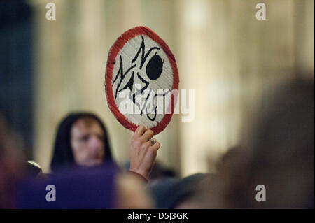 Les gens de protester contre une démonstration par 'Pro Deutschland' sur Platz des 18. Maerz devant la porte de Brandebourg à Berlin, Allemagne, 13 novembre 2012. Autour de 200 personnes perturbé un rassemblement par le parti politique d'extrême droite 'Pro Deutschland.' autour de 10 à 15 participants de la xénophobe voulu protester contre l'afflux de demandeurs d'asile en Allemagne en vue de la Banque D'Images