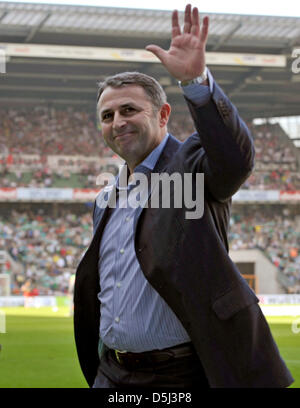 Fichier - Un fichier photo datée du 02 avril 2011 montre le Werder Brême manager Klaus Allofs pendant le match entre le Werder Brême et le VfB Stuttgart à Weserstadium à Brême, Allemagne. Rapports du 14 novembre 2012 dire que Klaus Allofs a été embauché par VfL Wolfsburg laissant SV Werder de Brême avec effet immédiat. Photo : CARMEN JASPERSEN Banque D'Images