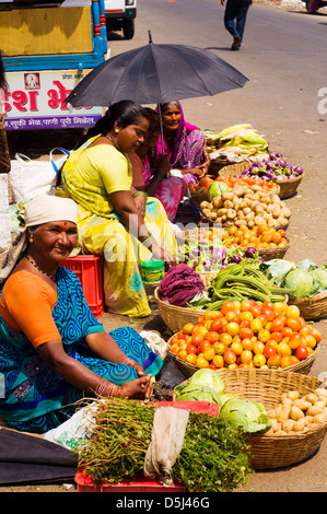 Les femmes au marché, la vente de légumes dans Paud Mulshi Pune Maharashtra Inde Vallée Banque D'Images