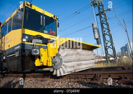 Un véhicule sur rail avec équipement de déneigement est présenté à Berlin, Allemagne, 14 novembre 2012. La Compagnie des chemins de fer allemande Deutsche Bahn AG se prépare déjà pour l'hiver. 11 nouveaux véhicules de déneigement ont été achetés et 36 installations pour dégivrer rapidement les trains ont été mis en veille. Photo : Maurizio Gambarini Banque D'Images