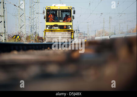 Un véhicule sur rail avec équipement de déneigement est présenté à Berlin, Allemagne, 14 novembre 2012. La Compagnie des chemins de fer allemande Deutsche Bahn AG se prépare déjà pour l'hiver. 11 nouveaux véhicules de déneigement ont été achetés et 36 installations pour dégivrer rapidement les trains ont été mis en veille. Photo : Maurizio Gambarini Banque D'Images