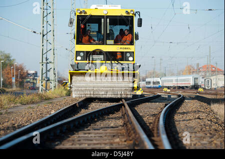 Un véhicule sur rail avec équipement de déneigement est présenté à Berlin, Allemagne, 14 novembre 2012. La Compagnie des chemins de fer allemande Deutsche Bahn AG se prépare déjà pour l'hiver. 11 nouveaux véhicules de déneigement ont été achetés et 36 installations pour dégivrer rapidement les trains ont été mis en veille. Photo : Maurizio Gambarini Banque D'Images