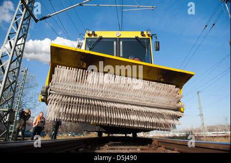 Un véhicule sur rail avec équipement de déneigement est présenté à Berlin, Allemagne, 14 novembre 2012. La Compagnie des chemins de fer allemande Deutsche Bahn AG se prépare déjà pour l'hiver. 11 nouveaux véhicules de déneigement ont été achetés et 36 installations pour dégivrer rapidement les trains ont été mis en veille. Photo : Maurizio Gambarini Banque D'Images