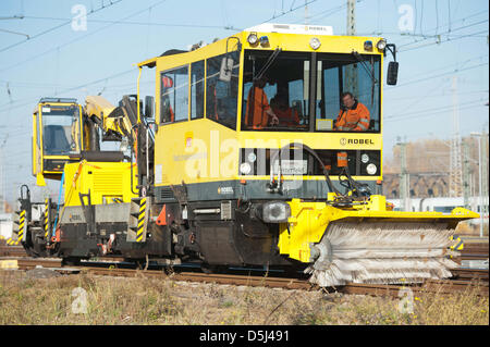 Un véhicule sur rail avec équipement de déneigement est présenté à Berlin, Allemagne, 14 novembre 2012. La Compagnie des chemins de fer allemande Deutsche Bahn AG se prépare déjà pour l'hiver. 11 nouveaux véhicules de déneigement ont été achetés et 36 installations pour dégivrer rapidement les trains ont été mis en veille. Photo : Maurizio Gambarini Banque D'Images