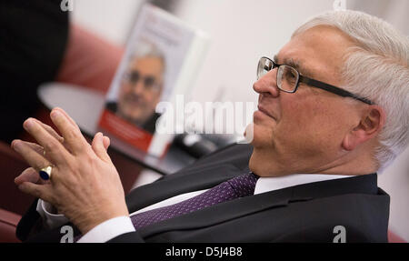 Ancien président de la Fédération allemande de football (DFB), Theo Zwanziger présente son livre 'Le Zwanziger ans' à Berlin, Allemagne, 14 novembre 2012. Ancien joueur de l'équipe nationale allemande Netzer a annulé sa participation annoncée onshort avis. Photo : HANNIBAL HANSCHKE Banque D'Images