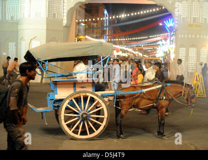 Un pousse-pousse tiré par des chevaux est situé sur une rue à Jaipur, Inde, 12 novembre 2012. Photo : Jens Kalaene Banque D'Images