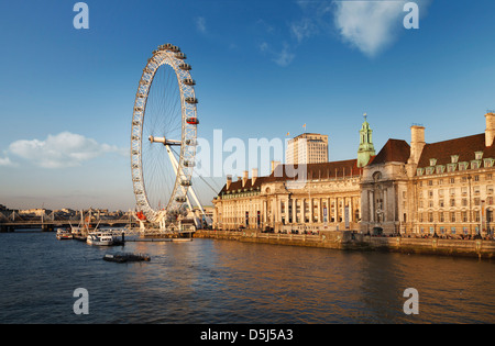 Le London Eye vue depuis le pont de Westminster Banque D'Images