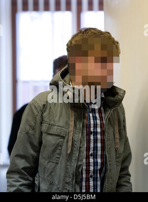 Thomas G. (2-L), le suspect qui a causé un accident de train qui a blessé 21 personnes en septembre 2012, entrent dans la salle d'audience au début de l'essai à une station satellite de la cour de district de Grimma à Wurzen, Allemagne, 15 novembre 2012. Le 29 ans est en charge après qu'il a enfoncé dans une voiture de 64 ans poussant sur la voie ferrée. Un train express régional Banque D'Images