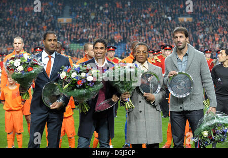 Anciens joueurs de l'équipe nationale de soccer Patrick Kluivert, Michael Reiziger, Edgar Davids et Ruud van Nistelrooy (L-R) au cours de leur cérémonie d'adieu en l'honneur avant le match de football amical entre les Pays-Bas et l'Allemagne à l'Amsterdam Arena à Amsterdam, Pays-Bas, 14 novembre 2012. Photo : Federico Gambarini/dpa Banque D'Images