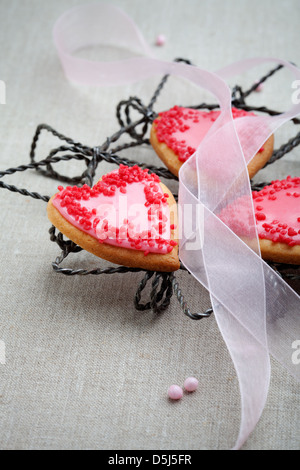 Les cookies en forme de coeur rose pour célébrer la Saint-Valentin Banque D'Images