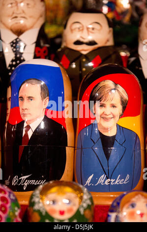 Le président russe Vladimir Poutine (G) et de la Chancelière Merkel, Angela Merkel sont représentés comme poupées Matriochka à un stand du vendeur devant le Kremlin à Moscou, l'Allemagne, 15 novembre 2012. La 14e consultation du gouvernement russe a lieu au Kremlin le 16 novembre 2012. Photo : Kay Nietfeld Banque D'Images