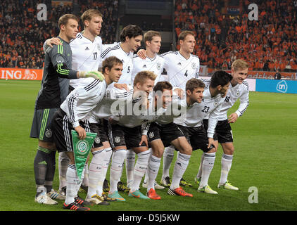 Manuel Neuer, de l'Allemagne par Mertesacker, Mats Hummels, Lars Bender, et Benedikt Hoewedes retour (L-R), Philipp Lahm, Marco Reus, Mario Götze, Thomas Müller, Ilkay Gundogan und Lewis Holtby (AVANT L-R) posent avant le match international entre les Pays-Bas et l'Allemagne à Amsterdam, Pays-Bas, 14 novembre 2012. Photo : Federico Gamabrini Banque D'Images