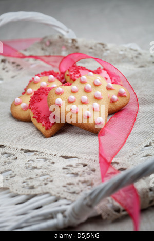 Les cookies en forme de coeur rose pour célébrer la Saint-Valentin Banque D'Images