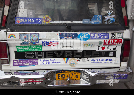 Des autocollants sur l'extrémité arrière d'un monospace garé dans Brooklyn, New York. Banque D'Images