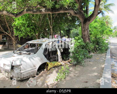 (Dossier) une archive photo datée du 25 juillet 2012 montre l'épave d'une voiture se trouve sur le côté de la route à Tarawa, Kiribati. Kiribati semble avoir tous les clichés d'un paradis du Pacifique Sud, mais la réalité est différente. Les plages sont contaminées par des fèces, la corbeille s'entasse partout, les épaves d'automobiles se trouvent dans les rues. Photo : Christiane Oelrich Banque D'Images