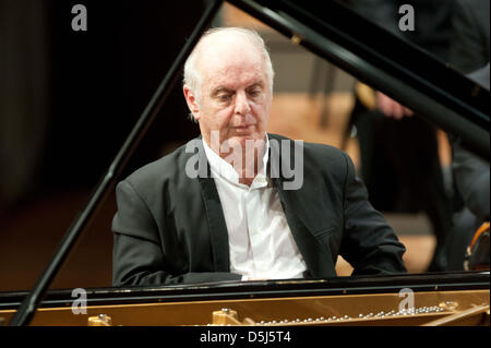 D'orchestre et pianiste Daniel Barenboim joue du piano pendant son anniversaire concert à Berlin, Allemagne, 15 novembre 2012. Barenboim effectué le premier et Tchaïkovski Beethovens Troisième concerto pour piano à l'Orchestre Philharmonique de Berlin pour son 70e anniversaire. Photo : Maurizio Gambarini Banque D'Images