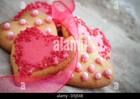 Les cookies en forme de coeur rose pour célébrer la Saint-Valentin Banque D'Images