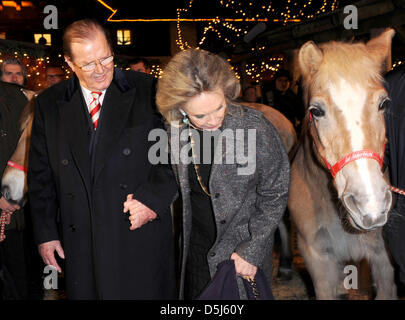 L'acteur britannique Sir Roger Moore et son épouse Kristina Tholstrup arrivent à la traditionnelle exposition de Noël au domaine Gut Aiderbichl près de Salzbourg, Autriche, le 15 novembre 2012. Les animaux avec triste ou problématiques variées, sont pris en charge du Gut Aiderbichl. Photo : Volker Dornberger Banque D'Images